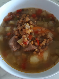 Una foto de Lentejas con carne y verduras
