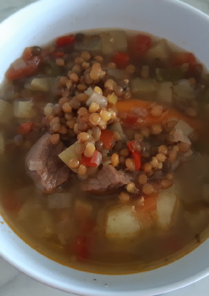 Una foto de Lentejas con carne y verduras