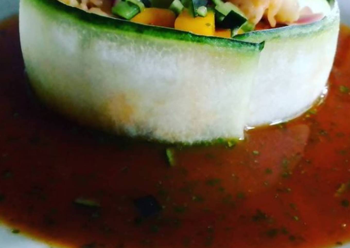 Aguachile de camarón con chiles secos, mango y pepino