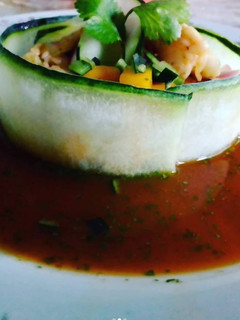 Una foto de Aguachile de camarón con chiles secos, mango y pepino