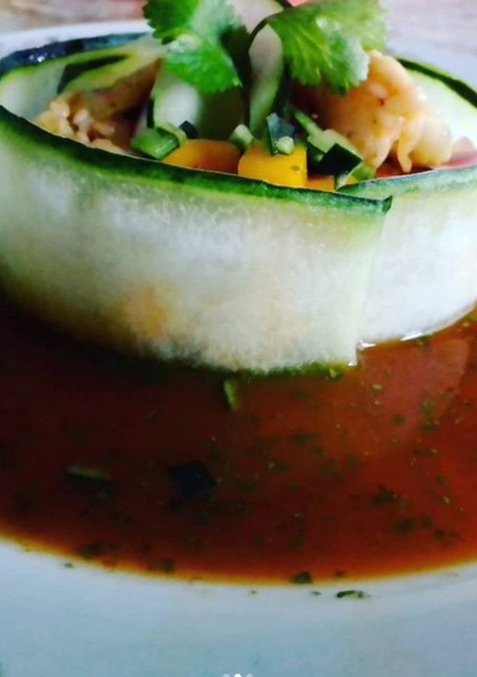 Una foto de Aguachile de camarón con chiles secos, mango y pepino