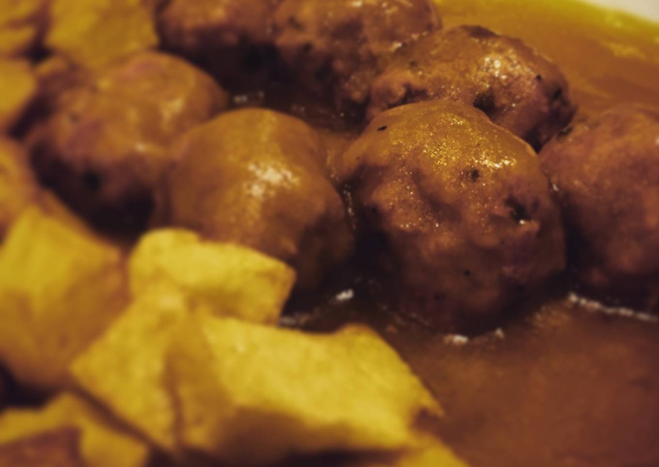 Albóndigas en salsa de cebolla y modena