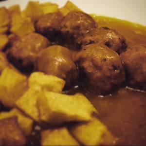 Albóndigas en salsa de cebolla y modena