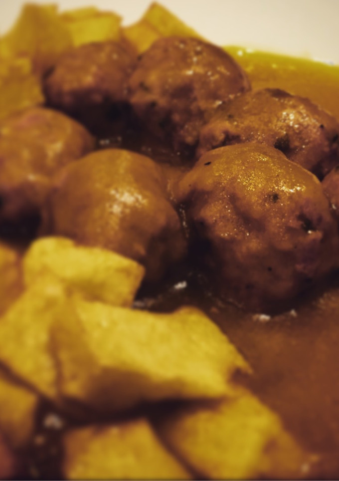 Una foto de Albóndigas en salsa de cebolla y modena