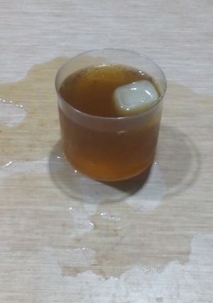 Una foto de Té helado de manzanilla y jengibre
