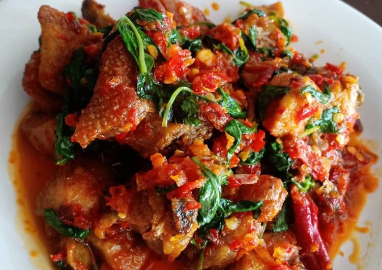 Langkah Mudah untuk Membuat Ayam Sambel kemangi, Enak Banget