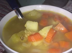 Una foto de Sopa de verduras SÚPER FACIL