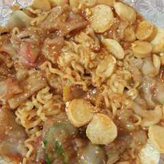 A picture of Seblak Samyang Praktis.