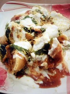 समोसा चाट (Samosa chaat recipe in hindi) रेसिपी मुख्य फोटो