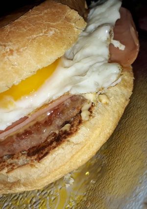 Una foto de Lluvia de hamburguesas!!🤩🤤🤤🍔🍔🍔