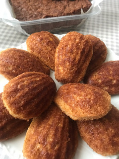 Una foto de Coca de mantequilla y miel y Madeleines con la misma masa