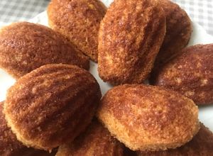 Foto principal de Coca de mantequilla y miel y Madeleines con la misma masa