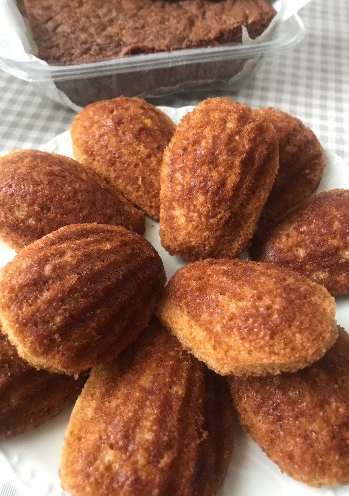 Una foto de Coca de mantequilla y miel y Madeleines con la misma masa