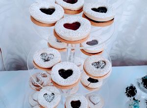 Una foto de Alfajores rellenos de mermelada