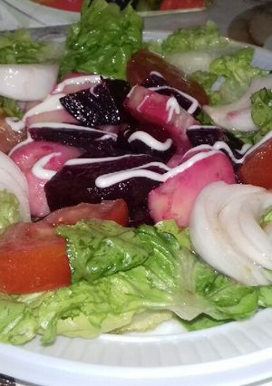 صورة لوصفة منوعات من السلطة بديكورات بسيطة