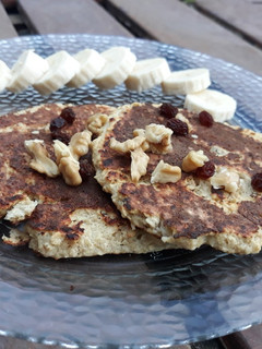 Una foto de Pancakes de banana con pasas y nuez🥞🍌