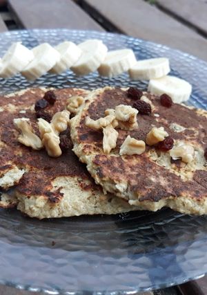 Una foto de Pancakes de banana con pasas y nuez🥞🍌