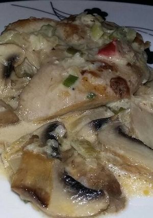 Una foto de Pollo con salsa crema de champiñones