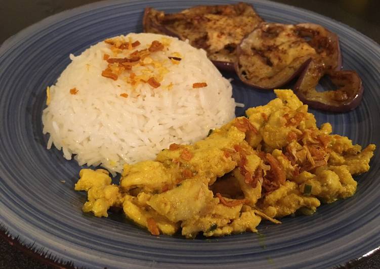 Pollo marinato allo yogurt e spezie con riso basmati e melanzane alla piastra