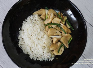 รูปของ ข้าวราดเห็ดฟางผัดน้ำมันหอย (มังสวิรัติ)