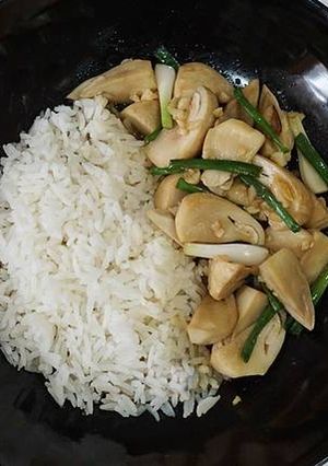 รูปของ ข้าวราดเห็ดฟางผัดน้ำมันหอย (มังสวิรัติ)