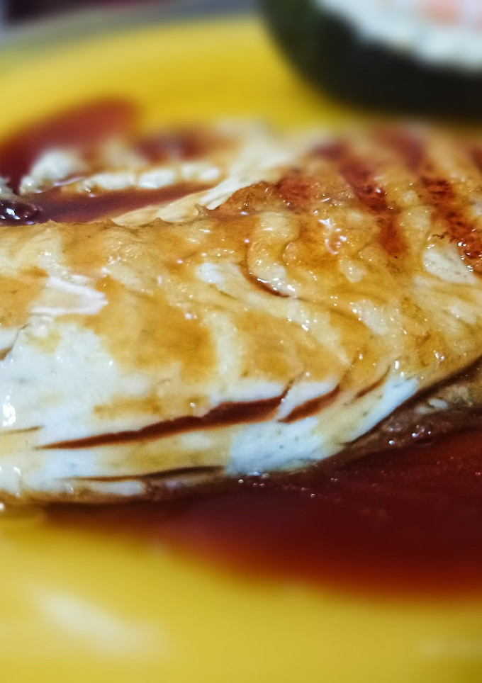 Una foto de Pargo a la plancha con guarnición