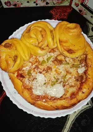 A picture of Chicken Malai boti creamy floral pizza in pateela.