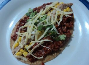 Una foto de Huarache de chicharrón prensado, elotes y queso ala mexicana. México