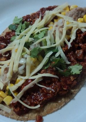 Una foto de Huarache de chicharrón prensado, elotes y queso ala mexicana. México