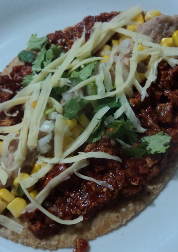 Una foto de Huarache de chicharrón prensado, elotes y queso ala mexicana. México