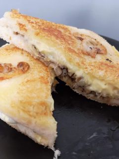 Una foto de Sándwich de champiñones y mozzarella