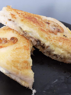 Una foto de Sándwich de champiñones y mozzarella