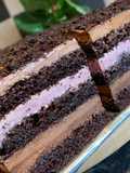 Prăjitură blat umed de cafea, cremă cu ciocolata neagră și cremă mousse fructe de pădure