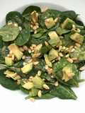 Ensalada de espinaca con aguacate y piñones