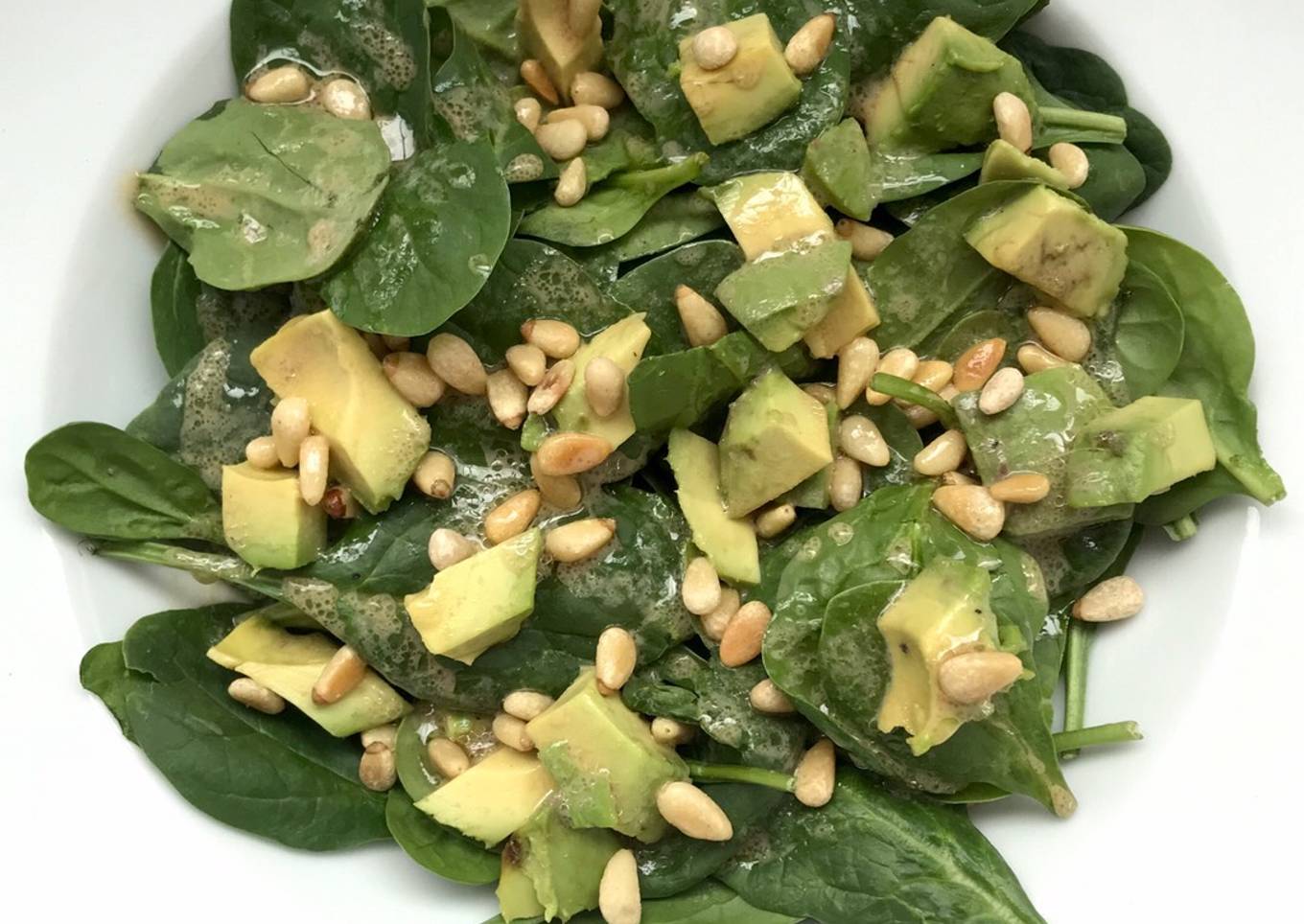 Ensalada de espinaca con aguacate y piñones