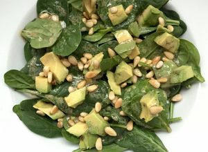 Una foto de Ensalada de espinaca con aguacate y piñones