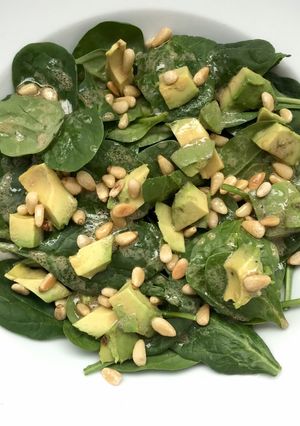 Una foto de Ensalada de espinaca con aguacate y piñones