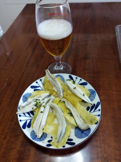 Una foto de Boquerones en vinagre, con patatillas