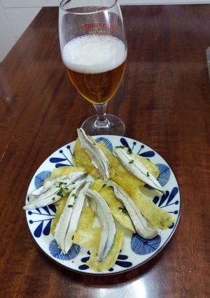 Una foto de Boquerones en vinagre, con patatillas