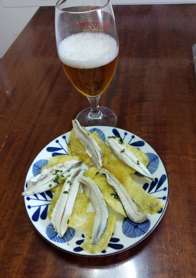 Una foto de Boquerones en vinagre, con patatillas