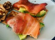 Una foto de desayuno salmón aguacate
