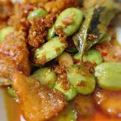 รูปของ Ikan asin dan pete balado
