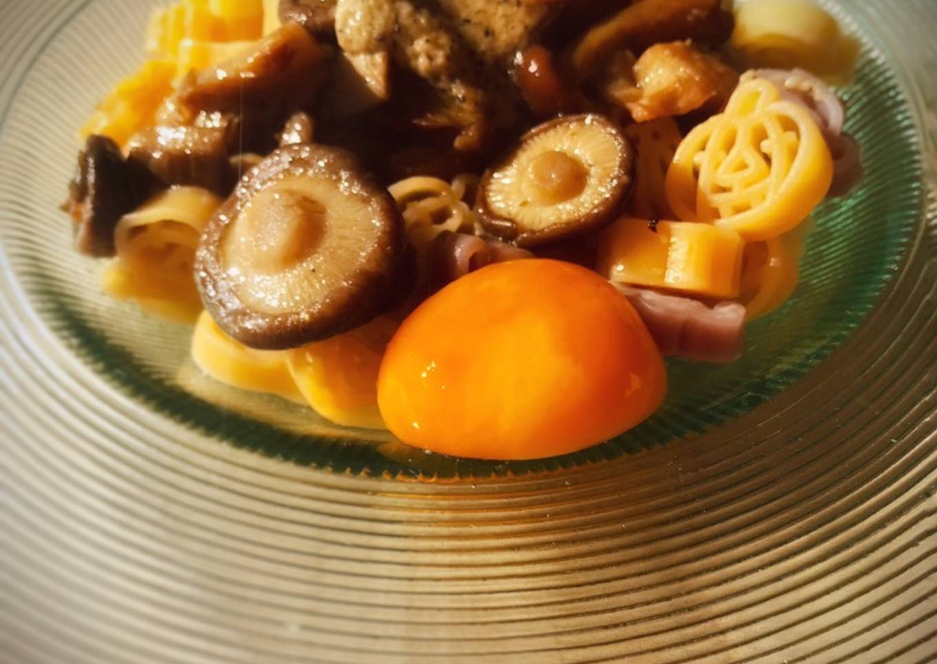 Pasta con setas, trufa blanca y yema curada