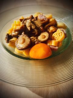 Una foto de Pasta con setas, trufa blanca y yema curada