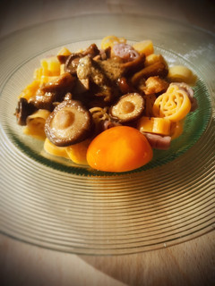 Una foto de Pasta con setas, trufa blanca y yema curada