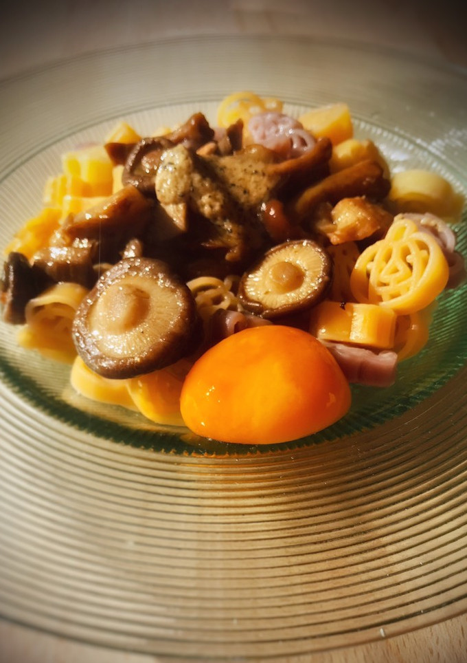 Una foto de Pasta con setas, trufa blanca y yema curada