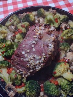 Una foto de Carne al horno con vegetales asados
