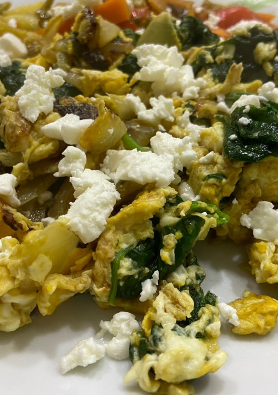 Una foto de Revuelto de espinacas con pasas y queso feta