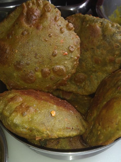 पालक कचौड़ी (palak kachodi recipe in Hindi) रेसिपी मुख्य फोटो