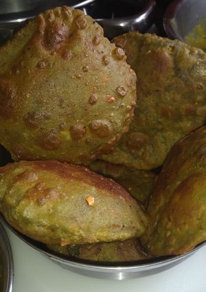 पालक कचौड़ी (palak kachodi recipe in Hindi) रेसिपी मुख्य फोटो